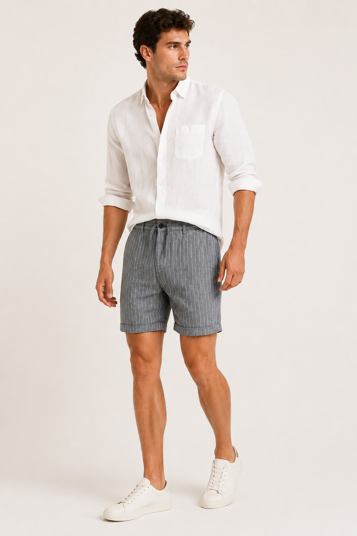 Short homme gris clair confortable, élégant, avec rayures verticales, parfait pour une tenue d'été décontractée.