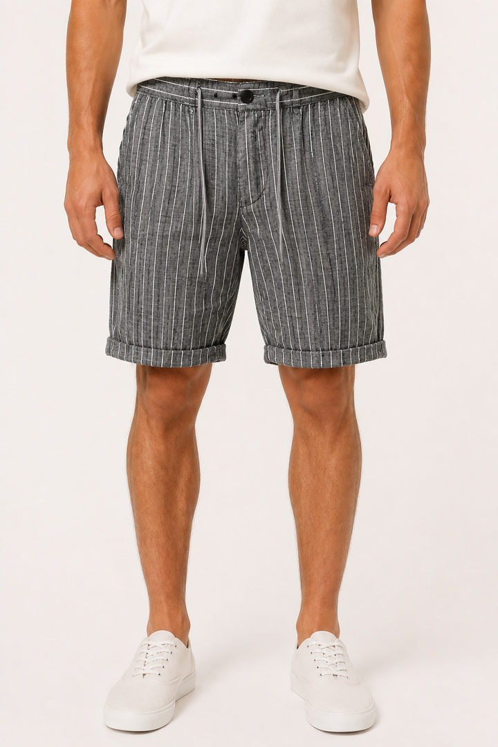 Bermuda homme gris à rayures verticales, style décontracté, idéal pour l'été et les vacances.