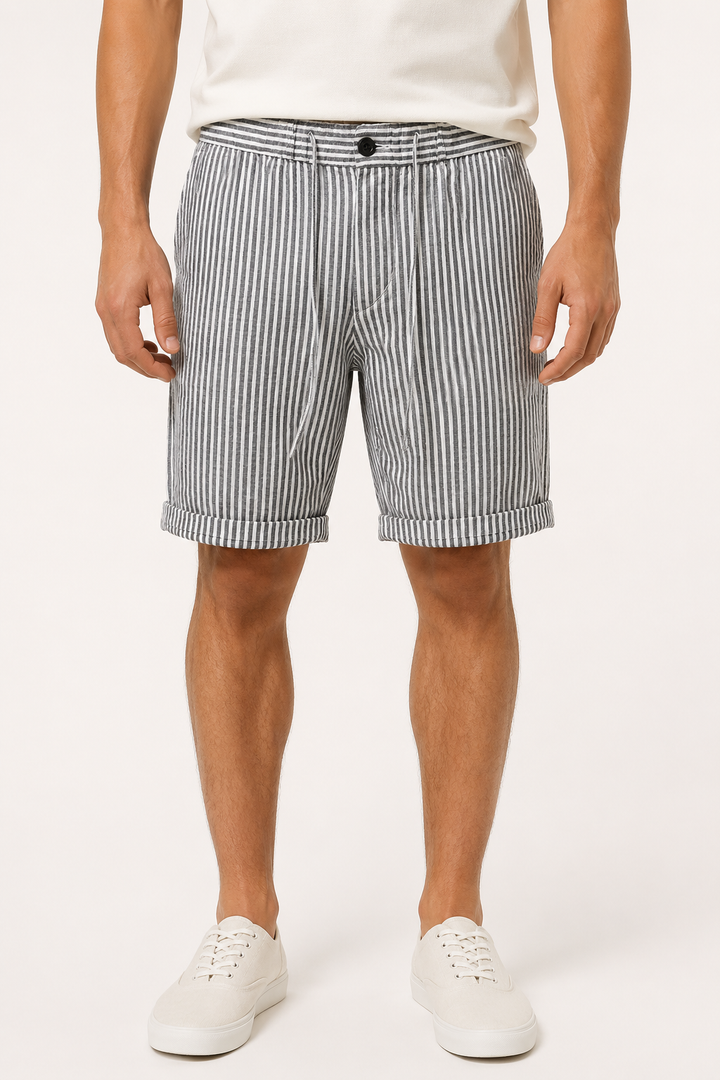 Short homme gris clair à rayures verticales fines, coupe décontractée, très confortable pour l'été.