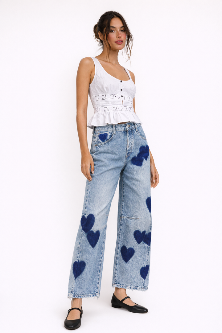 Jean skinny femme à motifs cœurs. Taille moyenne, coupe ajustée. Parfait pour un look fashion décontracté et stylé.