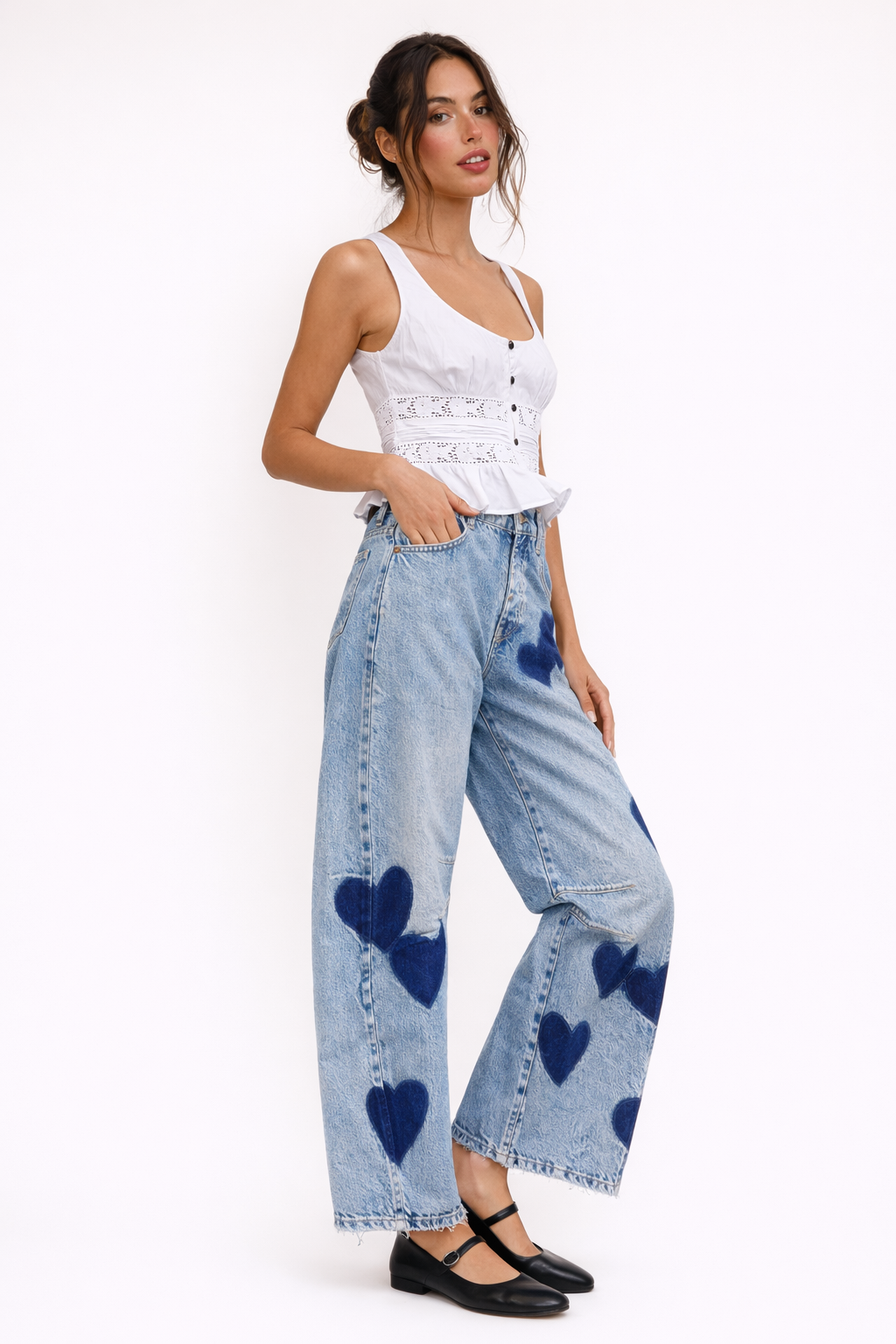 Jean skinny femme taille moyenne avec motifs cœurs imprimés. Style décontracté et tendance pour toutes les occasions.