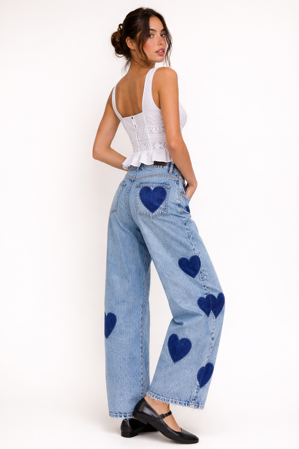 Pantalon jean skinny femme, taille mi-haute, imprimé cœurs discrets. Confortable et idéal pour un look casual mode.