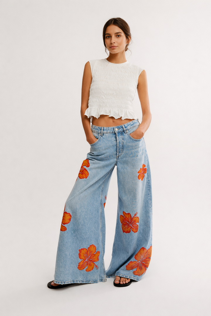 Pantalon femme évasé floral avec imprimé coloré. Jambe large confortable, look chic et décontracté estival.