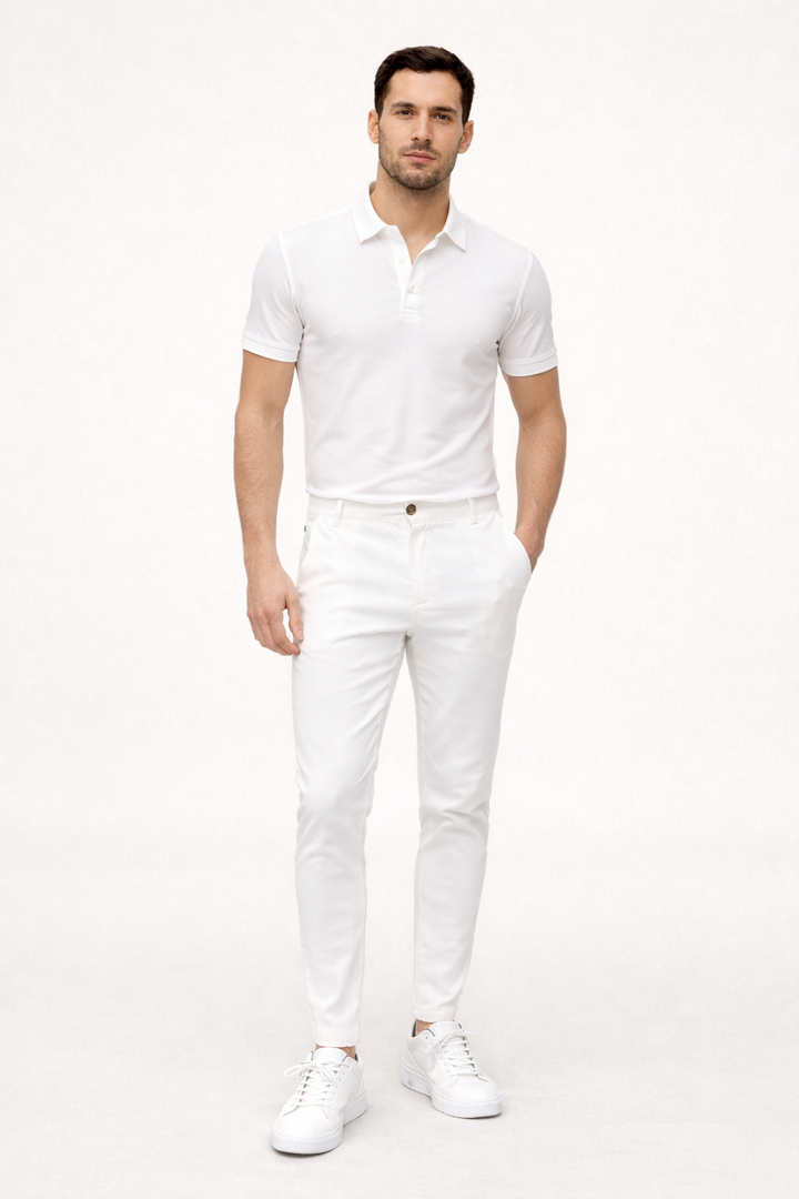 Homme portant un pantalon chino coupe droite, look confortable et élégant, idéal pour les saisons printemps/été.