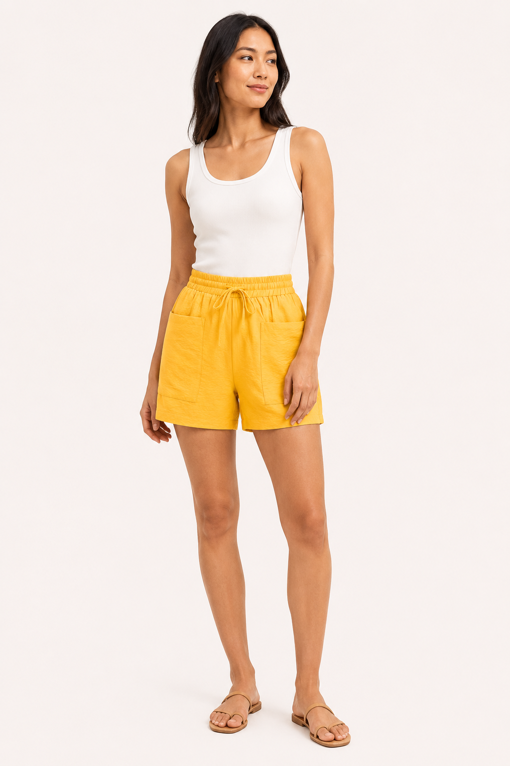 Short femme décontracté à taille élastiquée et poches, idéal pour les activités estivales.