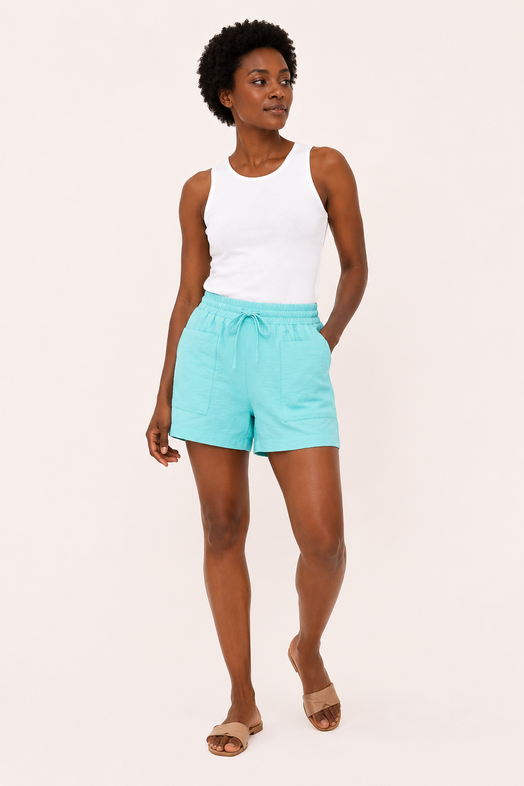 Short femme polyvalent avec taille élastiquée et poches, idéal pour le confort au quotidien ou les vacances.