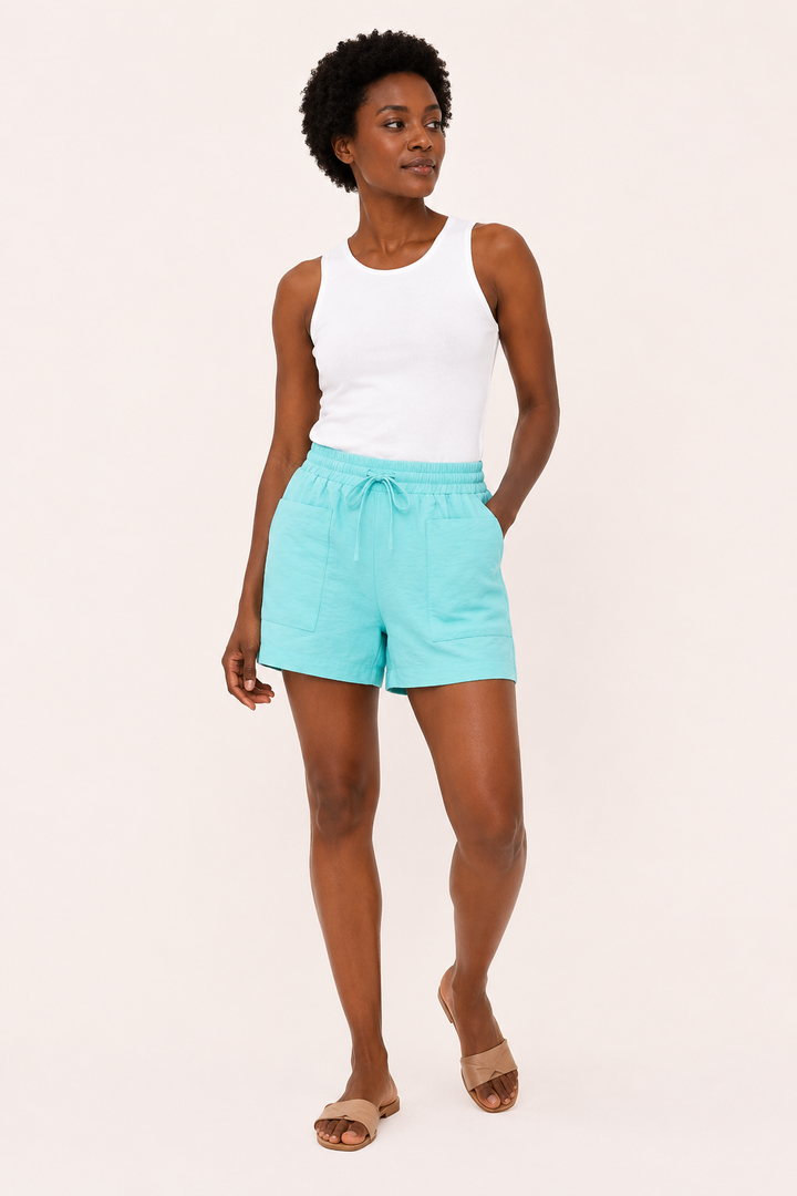 Short femme polyvalent avec taille élastiquée et poches, idéal pour le confort au quotidien ou les vacances.