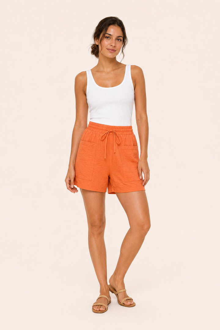 Short femme à taille élastiquée et poches, coupe ample pour un confort optimal en toute saison.