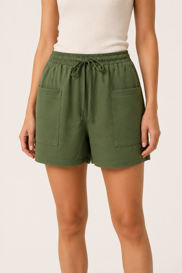 Short femme décontracté à taille élastiquée et poches, idéal pour l'été et les loisirs.