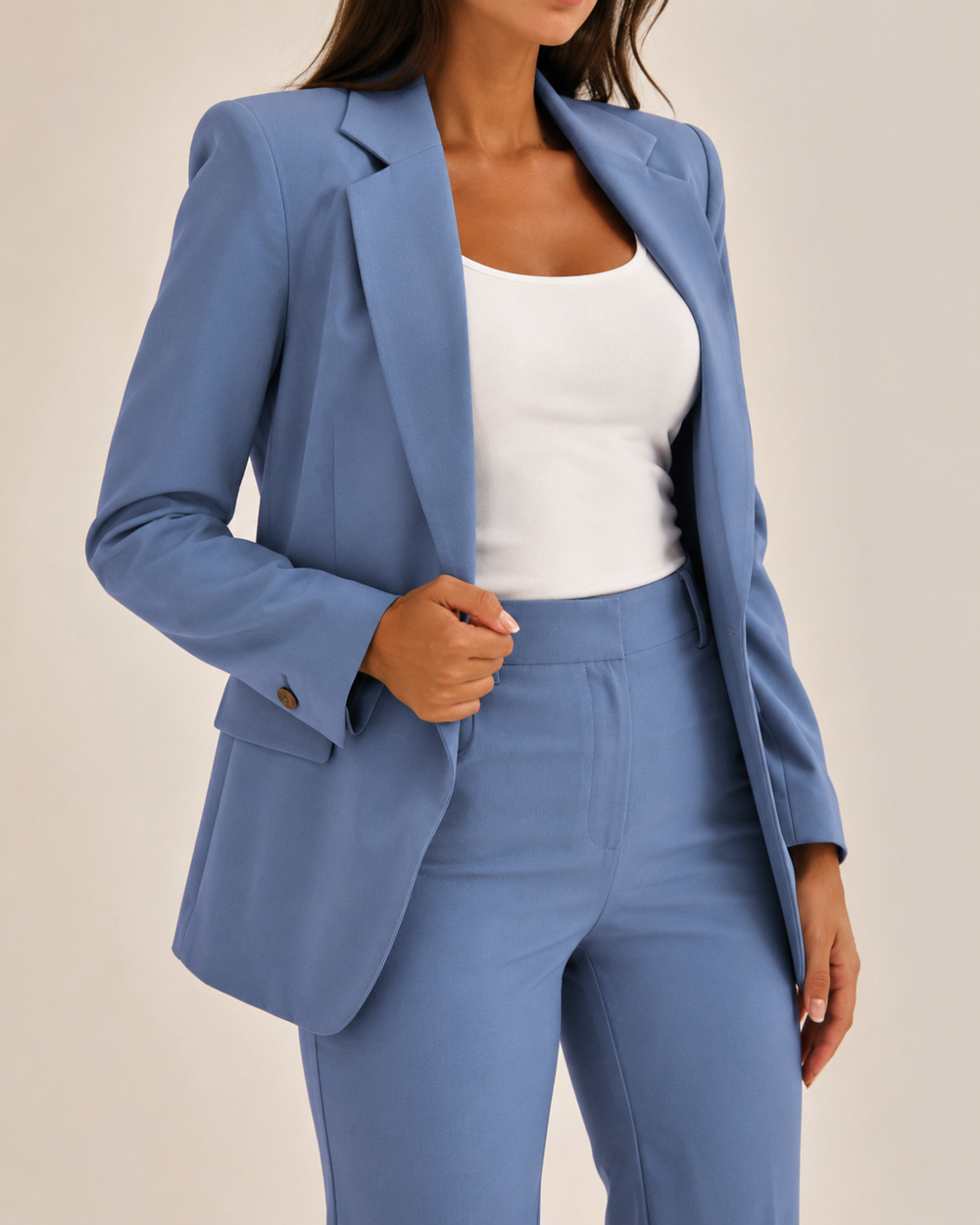 Ensemble deux pièces femme chic : blazer et pantalon pour un style professionnel.