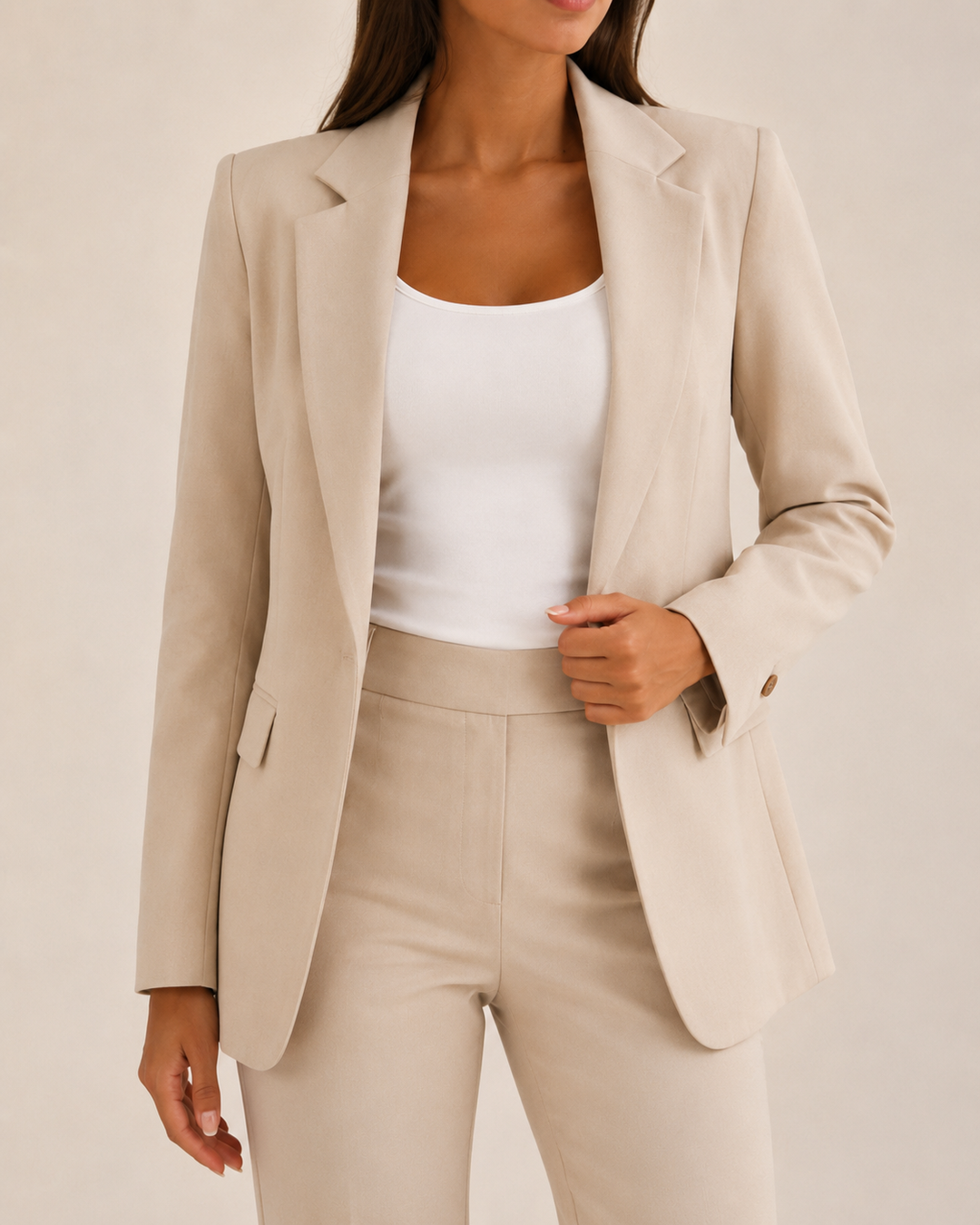 Vêtement formel femme : complet blazer et pantalon polyvalent pour affaires et événements.