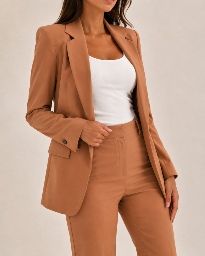 Mode féminine : tailleur pantalon élégant, idéal pour le bureau, cérémonie ou soirée.