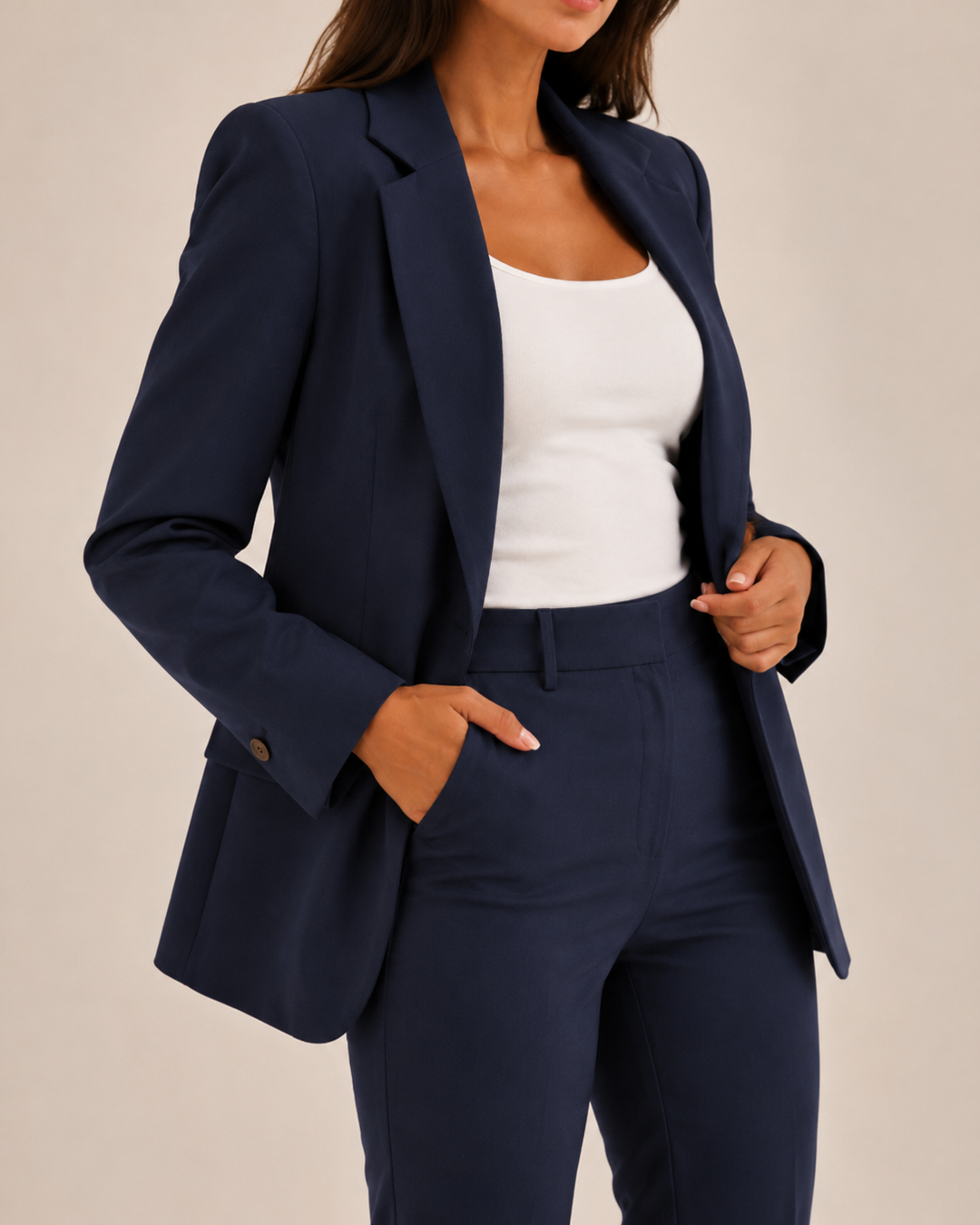 Tailleur femme classique : blazer et pantalon pour un look professionnel et raffiné.