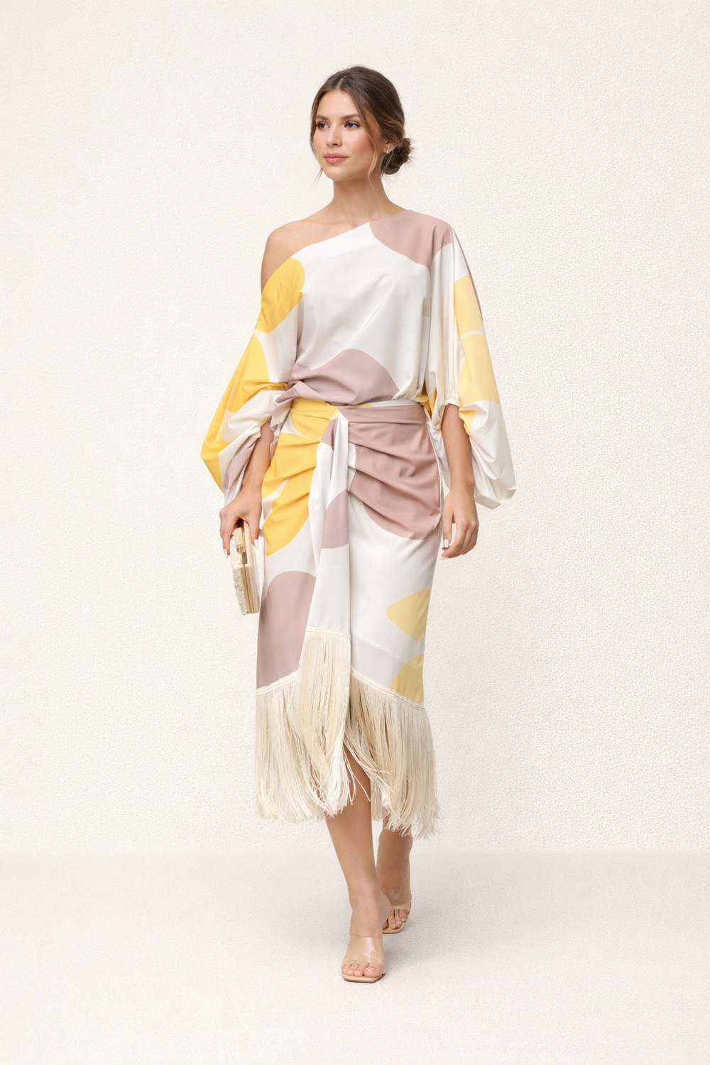 Ensemble élégant asymétrique beige et rose pour femme, idéal pour soirées ou un look décontracté.