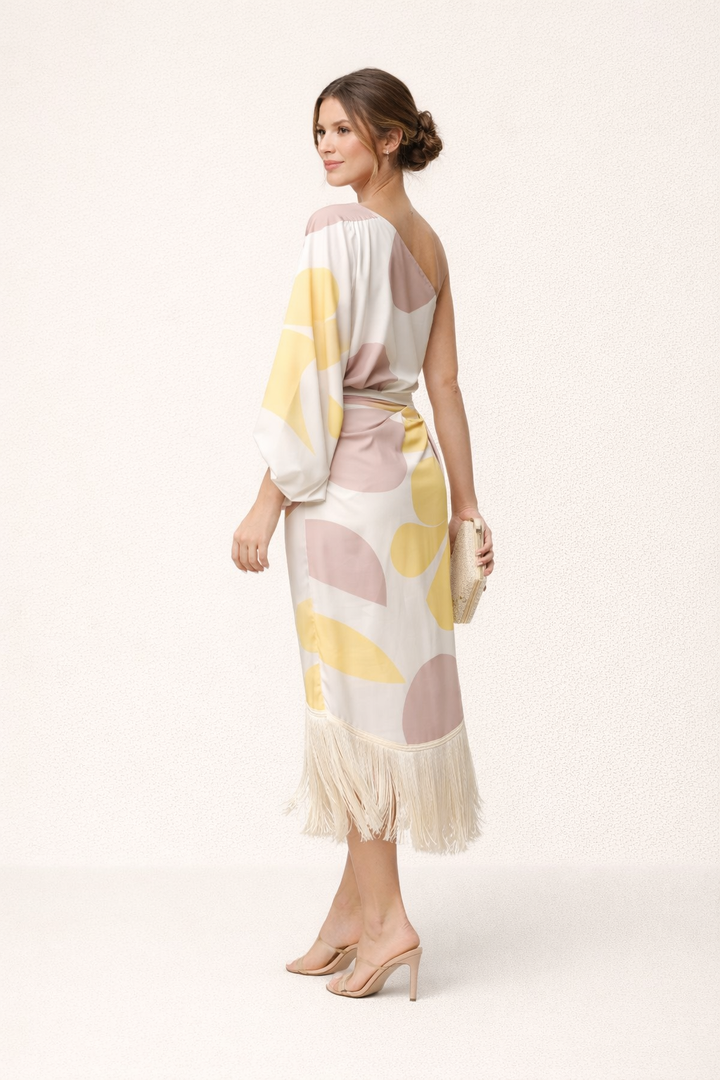 Tenue asymétrique femme élégante et confortable, style chic pour printemps/été.