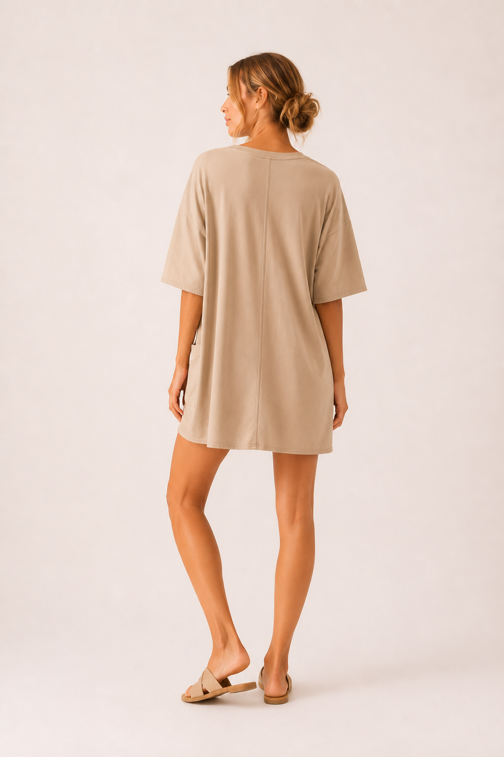 Combinaison fluide femme avec poches, manches courtes, col rond. Style décontracté pour plage ou voyage estival.