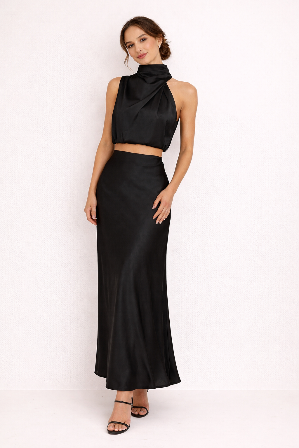 Ensemble jupe longue et top dos nu drapé élégant pour femme, idéal tenue de soirée chic.