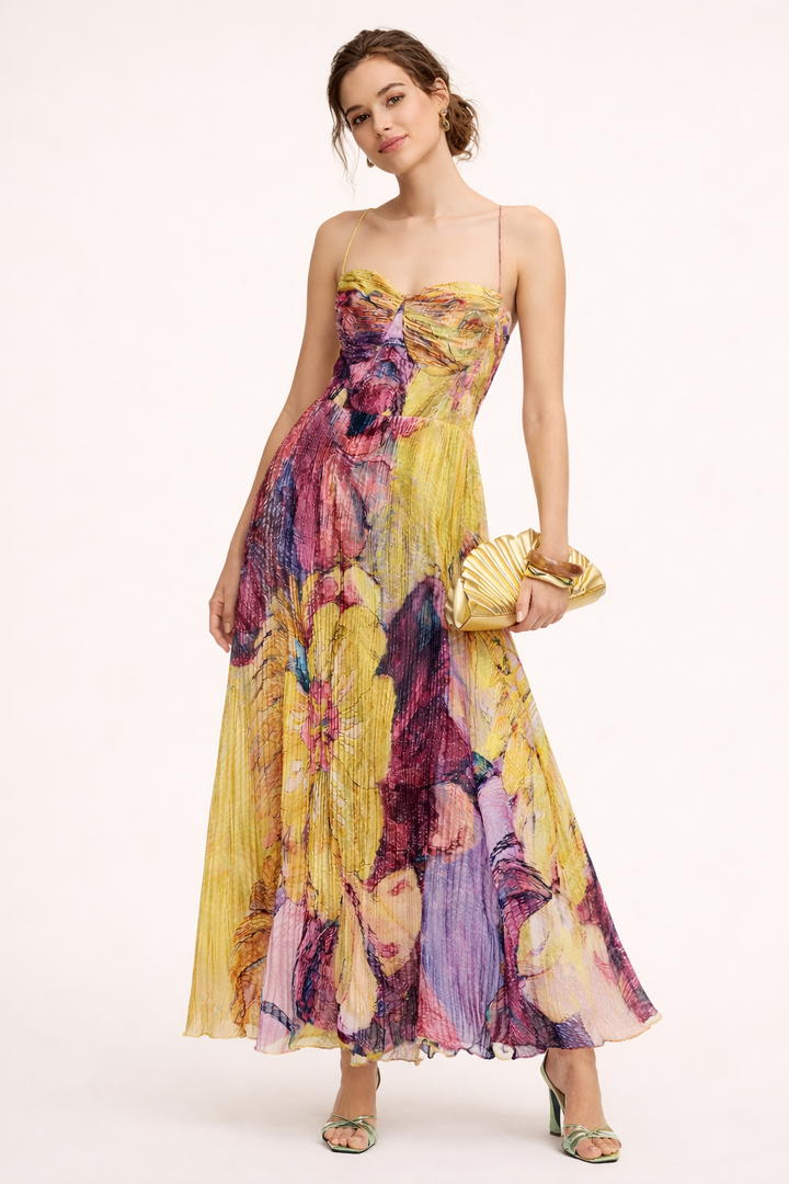 Robe plissée longue fleurie Camila pour femme. Un vêtement d'été chic, parfait pour le jour ou une soirée élégante.