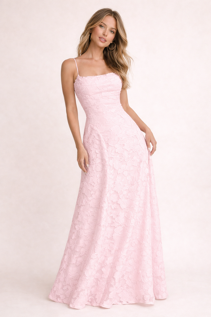 Robe longue fluide chic et confortable pour femme, motif floral printanier, polyvalente pour diverses occasions estivales.