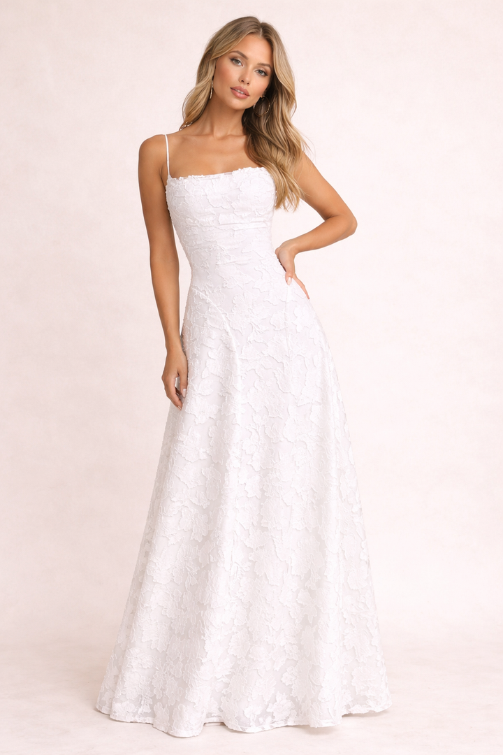 Robe longue fluide florale d'été pour femme, design élégant et décontracté, idéale pour occasions spéciales ou quotidiennes.