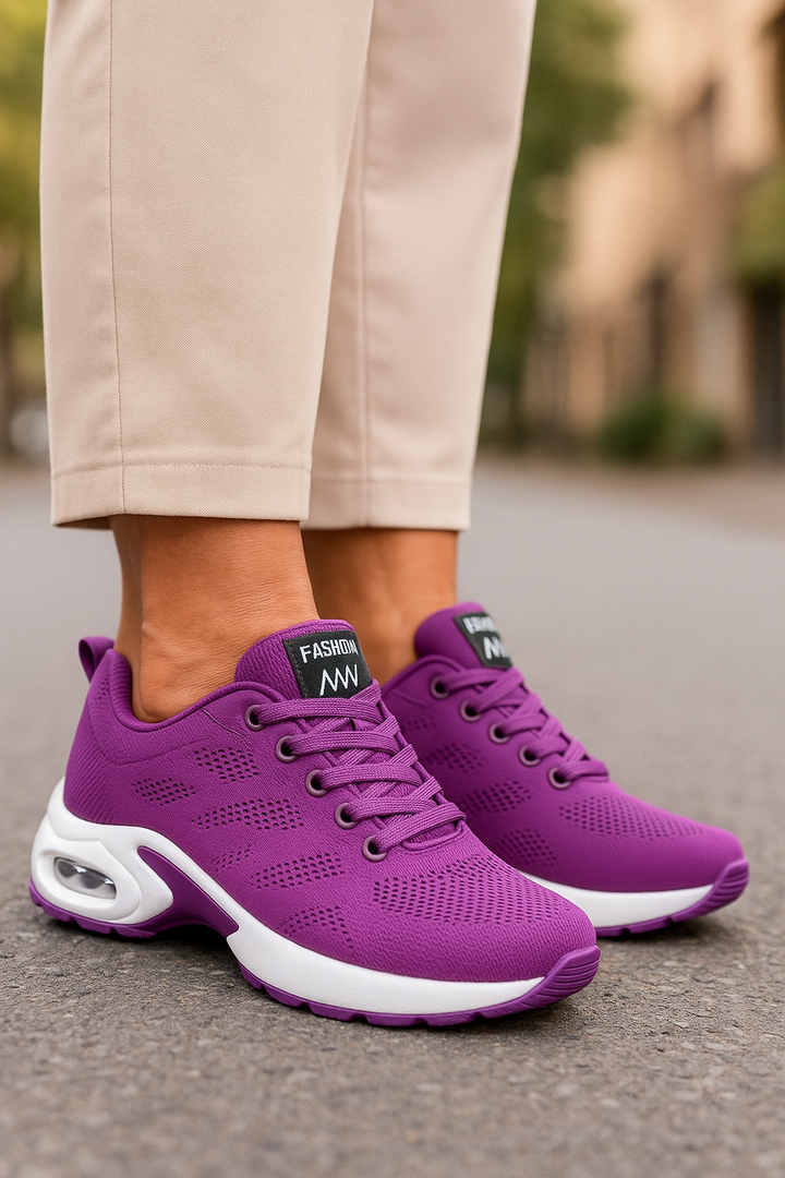 Femme portant des chaussures orthopédiques confortables, idéales pour la marche et le bien-être quotidien.