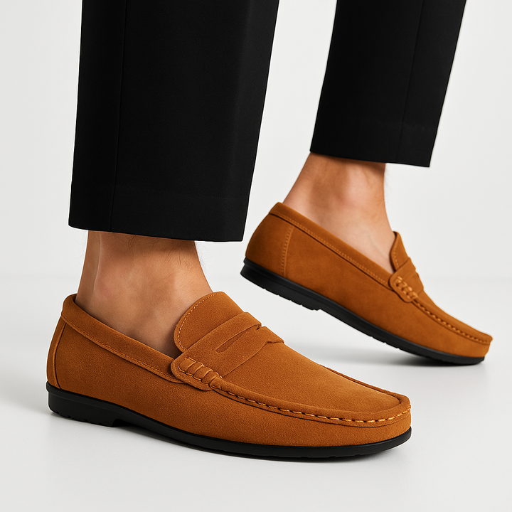 Paire de mocassins classiques pour hommes en cuir souple, offrant un look raffiné et un confort optimal pour toute occasion.