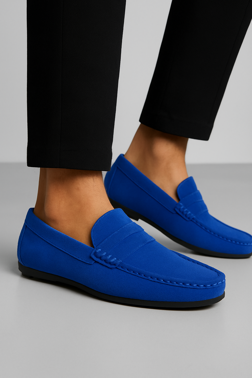 Détail d'un mocassin homme, mettant en valeur sa finition impeccable et son design intemporel, parfait pour un style élégant.