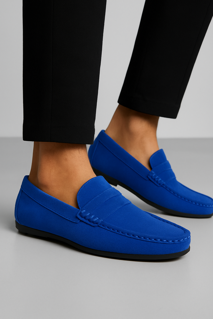 Détail d'un mocassin homme, mettant en valeur sa finition impeccable et son design intemporel, parfait pour un style élégant.