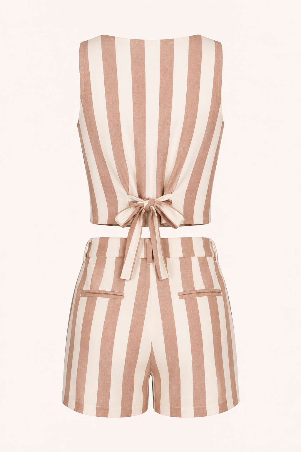 Mode estivale femme: ensemble gilet rayé et short taille haute. Tenue décontractée chic pour les vacances.