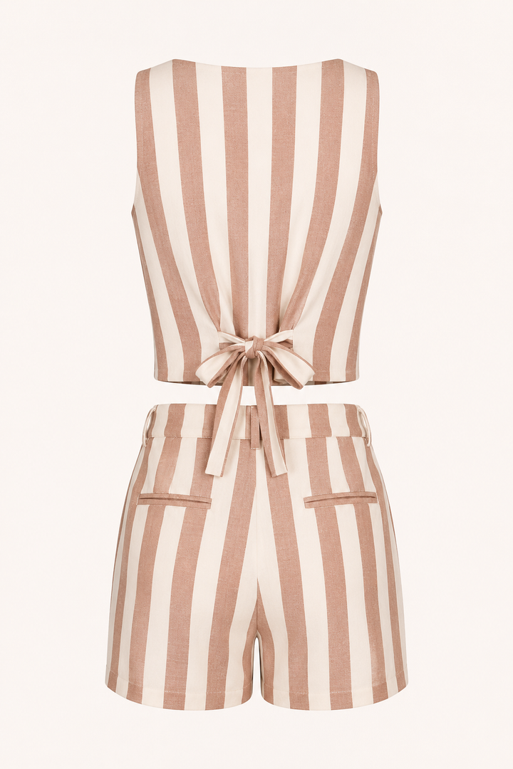 Mode estivale femme: ensemble gilet rayé et short taille haute. Tenue décontractée chic pour les vacances.