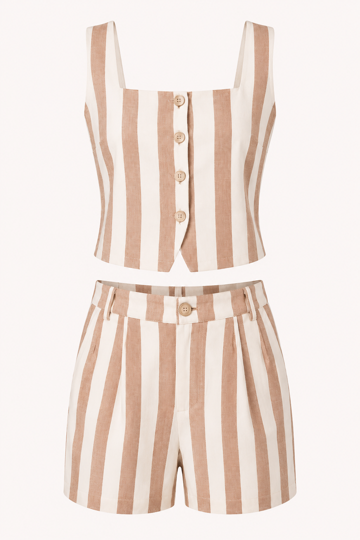Ensemble gilet et short beige rayé femme, coupe taille haute. Chic décontracté pour l'été.