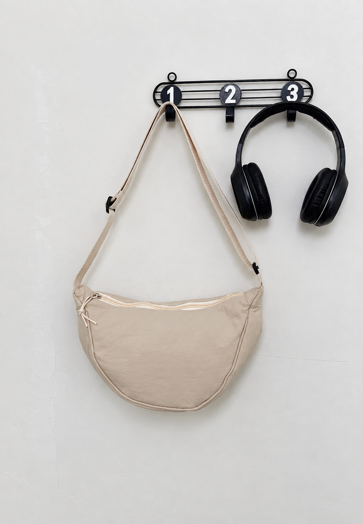 Sac mode femme en nylon noir, forme demi-lune, bandoulière ajustable, petit sac décontracté.