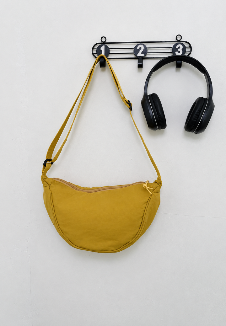 Sac à main nylon demi-lune, parfait petit sac réglable pour femme, accessoire polyvalent et chic.