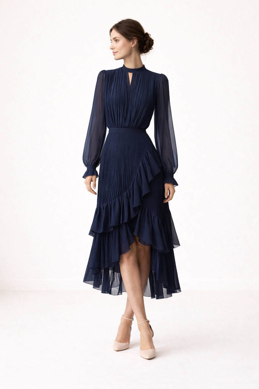 Robe midi plissée femme en mouvement, manches longues. Tissu fluide pour silhouette élégante et confortable.