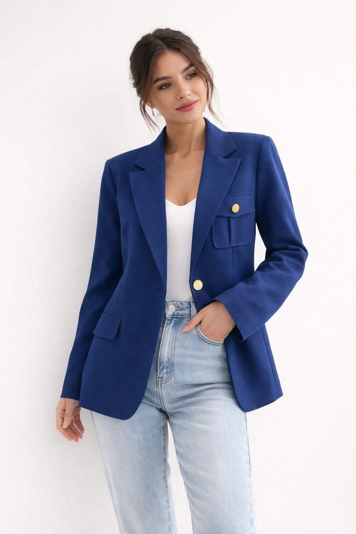 Blazer femme moderne et élégant, sa coupe ajustée et ses revers apportent un style professionnel et urbain.