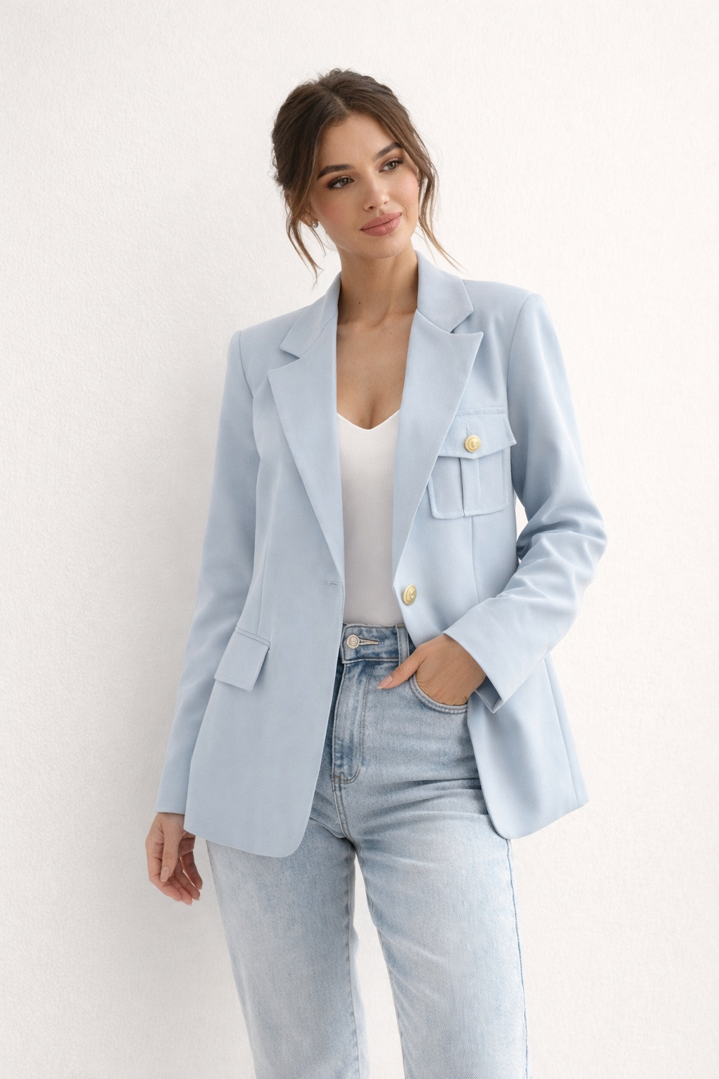 Blazer femme élégant, coupe ajustée avec revers, parfait pour bureau, professionnel chic ou cérémonie.