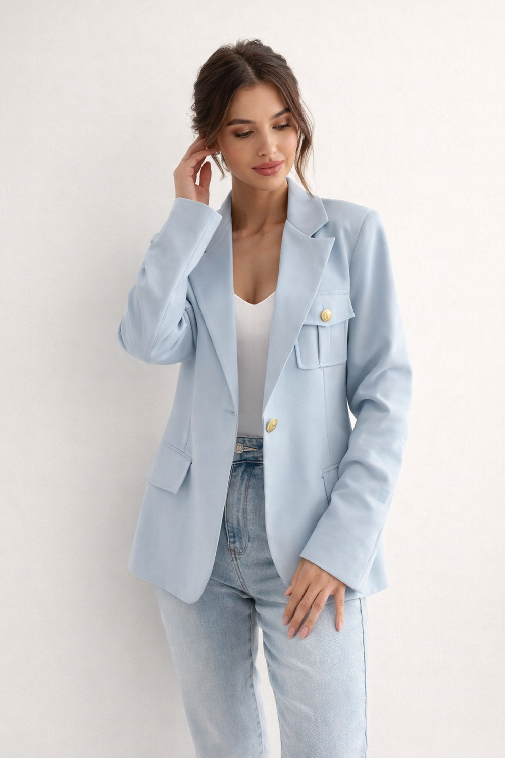 Détail des revers du blazer femme ajusté. Veste chic et moderne pour un look professionnel ou urbain.