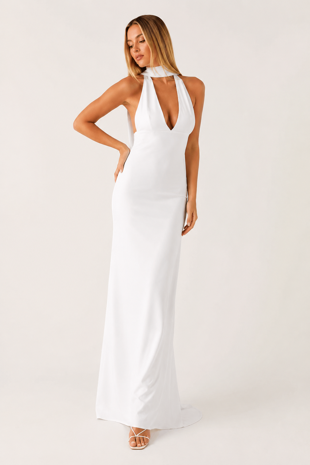 Élégante robe longue dos nu pour femme, décolleté profond, parfaite pour mariage estival ou cocktail.