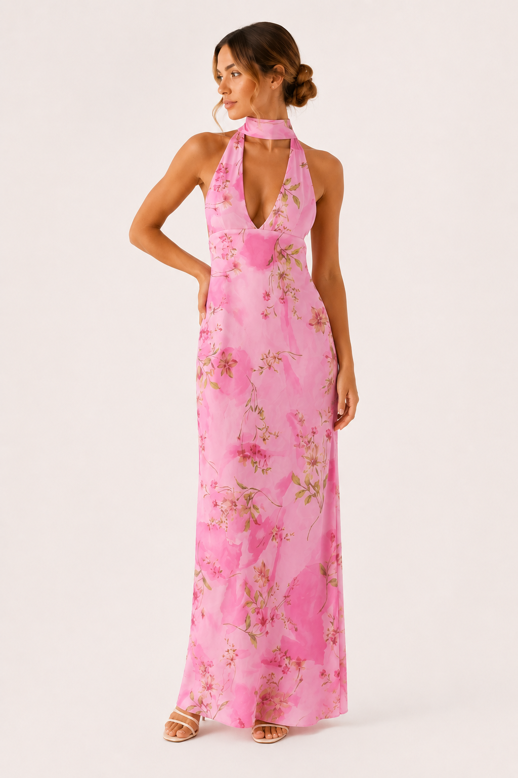 Robe longue élégante femme dos nu décolleté profond, idéale pour cocktail, bal, ou tenue de soirée d'été.