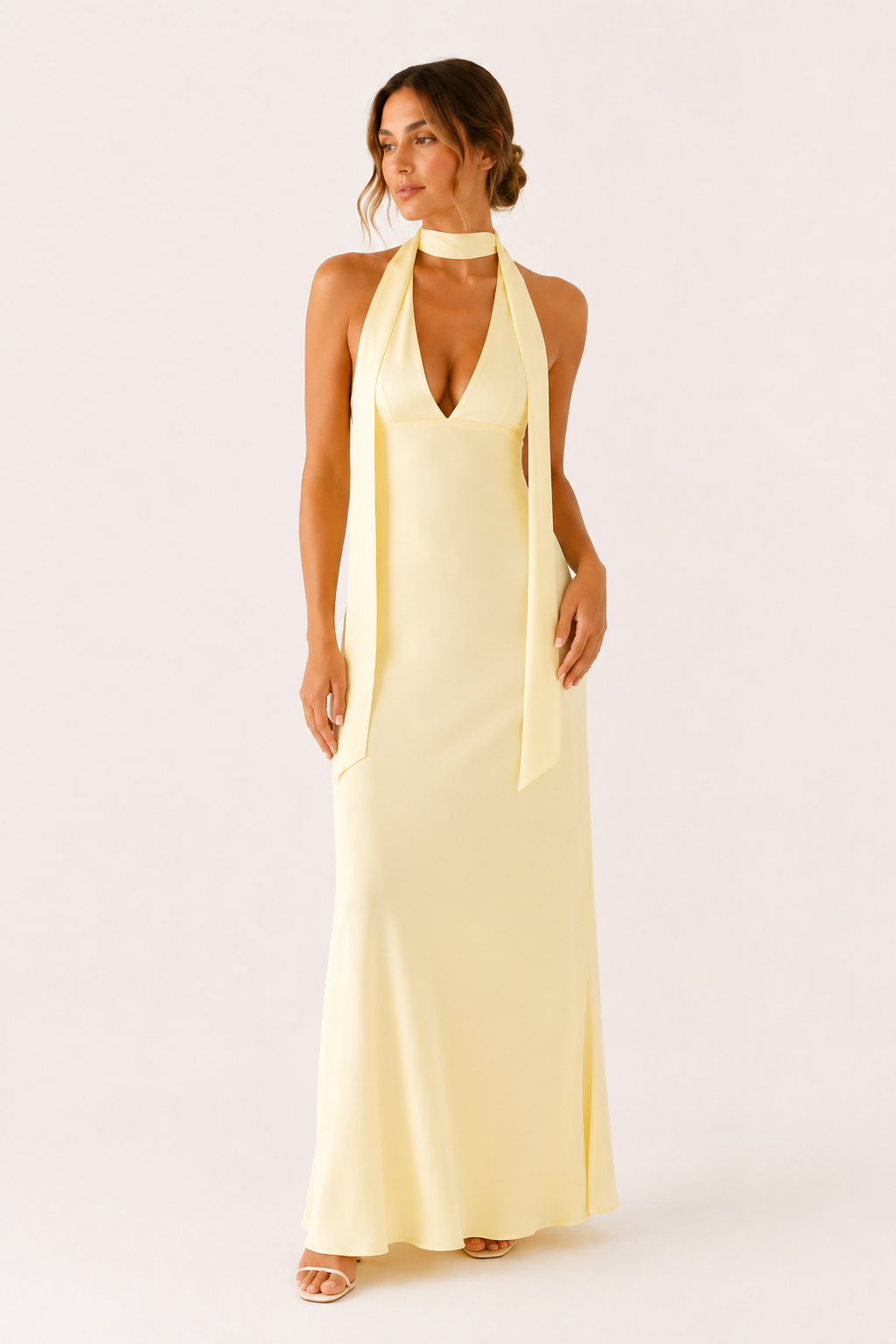 Robe de soirée longue chic et moulante femme, avec dos nu et décolleté profond, style licou raffiné.