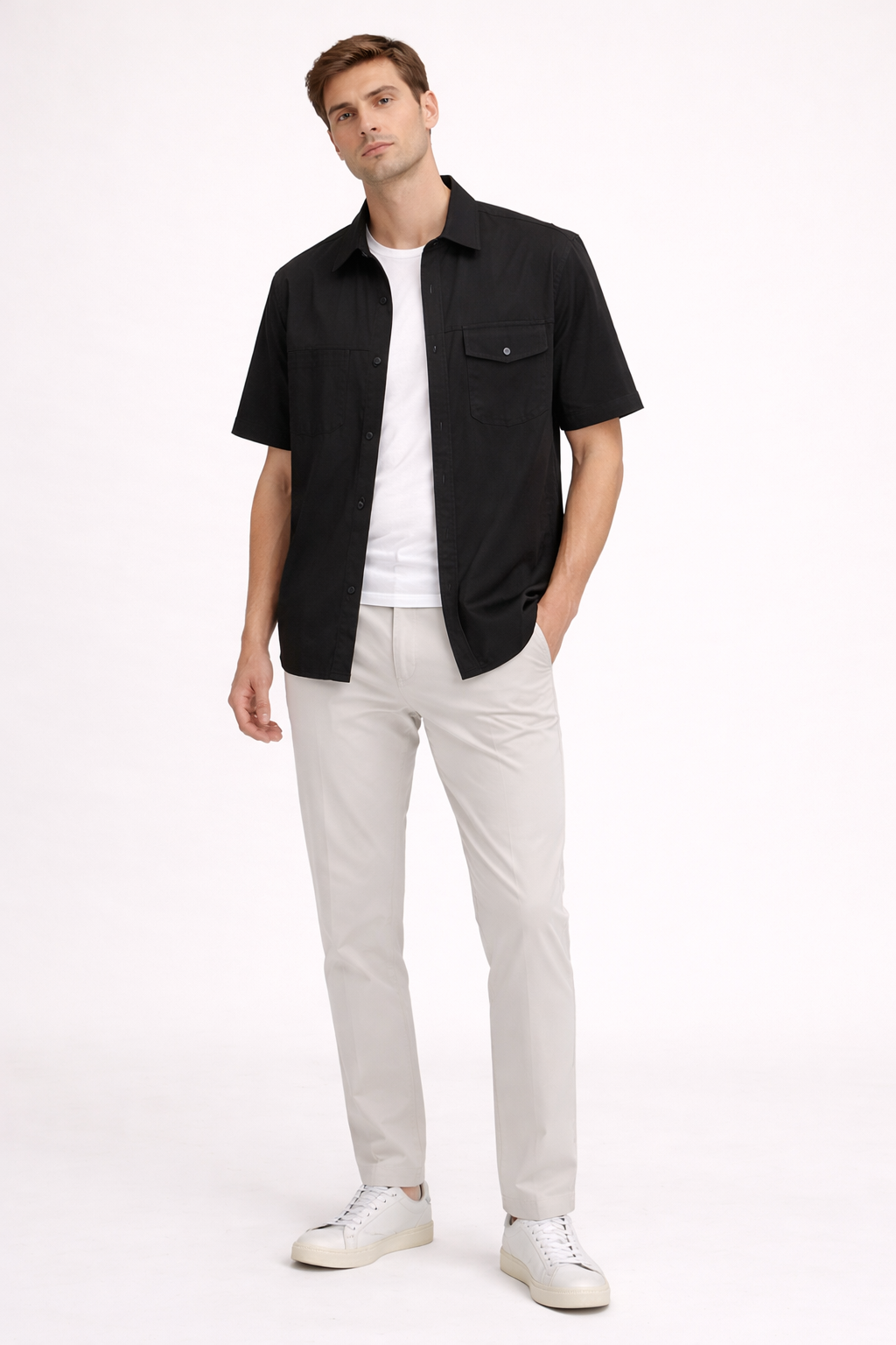 Homme portant une chemise Erik à manches courtes, style décontracté, confortable pour l'été et les loisirs.