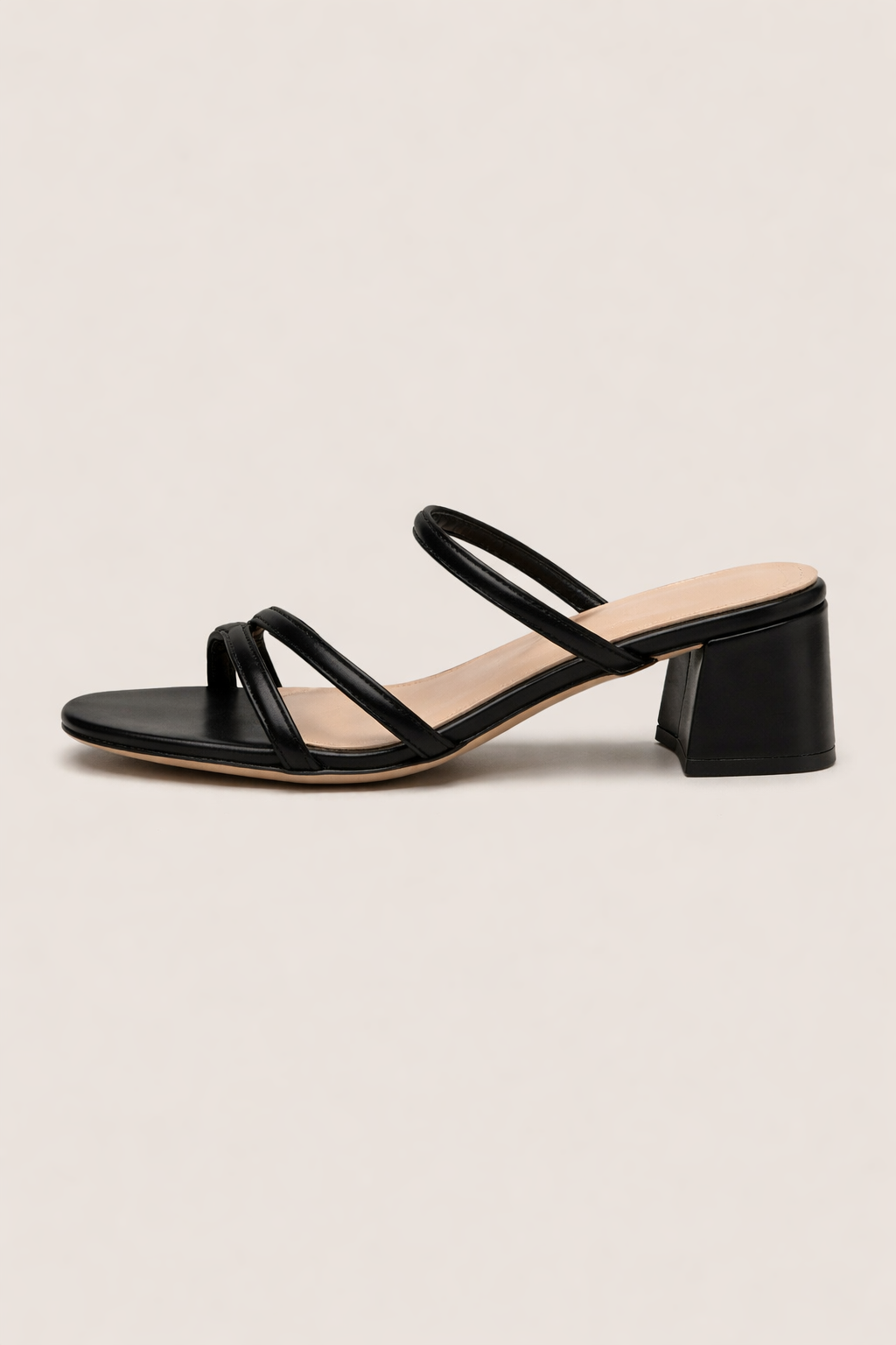 Sandales femme élégantes à talon large et brides croisées. Confortables et chics pour l'été.