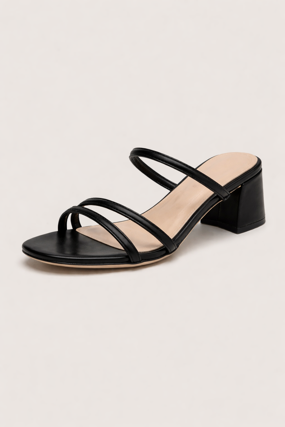 Chaussures d'été femme confortables: sandales à talon large stable et brides croisées. Look décontracté chic.