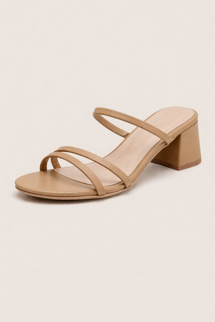 Sandales femme à brides croisées et talon large. Design élégant, parfaites pour un style d'été chic et relax.