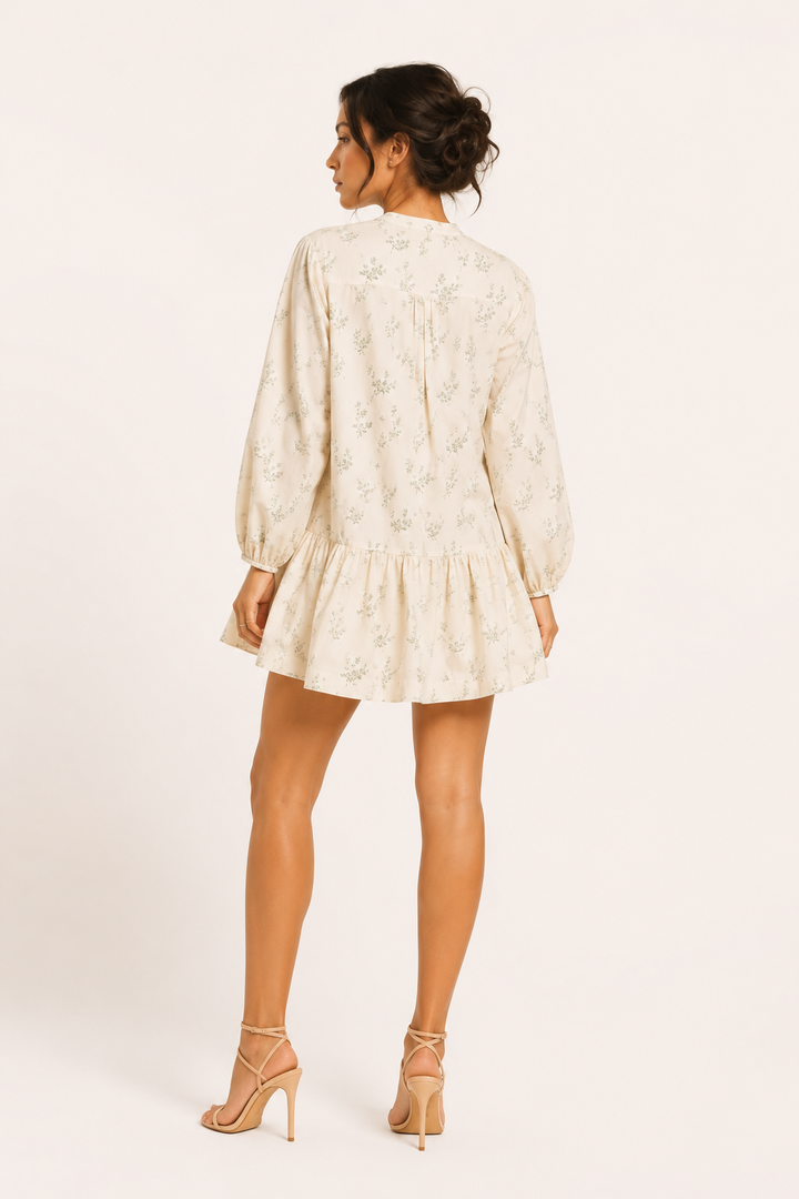 Élégante robe courte florale femme Amelie, manches longues décontractées, parfaite pour vacances ou quotidien estival.