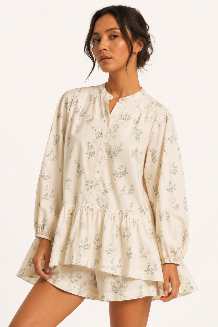 Confortable robe courte femme Amelie à motif floral, manches longues élégantes, parfaite pour le printemps ou l'été décontracté.