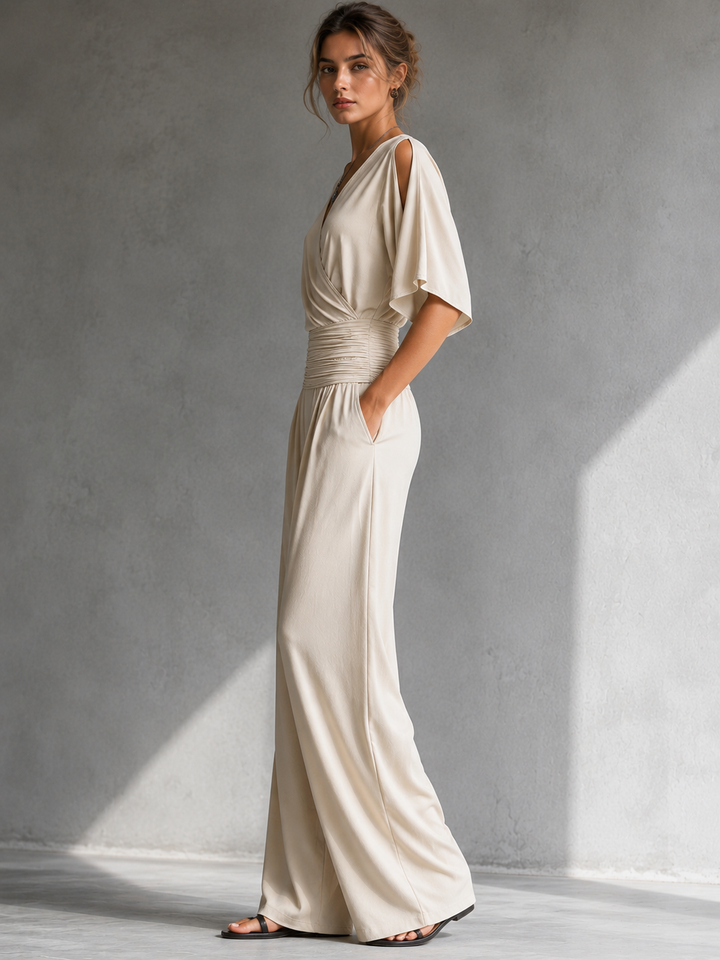 Combinaison femme élégante à col V et pantalon large. Tenue chic pour l'été, le printemps, les soirées.