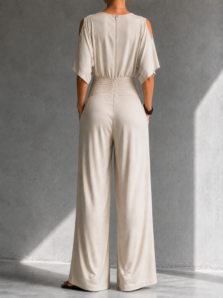 Combinaison femme, col V croisé élégant, pantalon large fluide. Style chic pour le printemps et l'été.