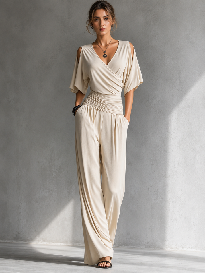 Combinaison femme élégante, col V croisé, pantalon large fluide. Idéale soirée, été, vacances.