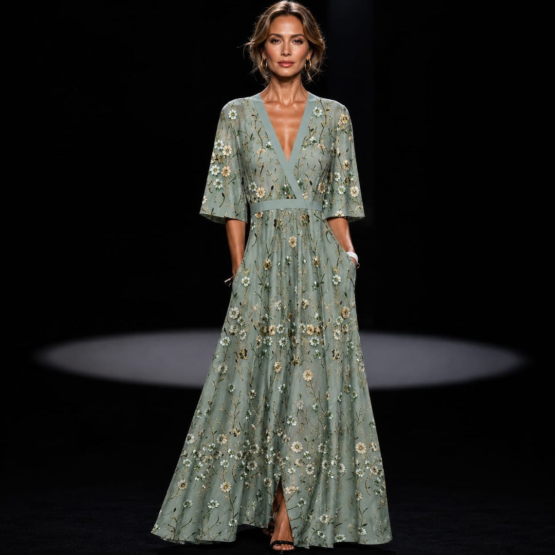 Robe longue fleurie tendance cache-cœur femme, style bohème chic. Vêtement féminin parfait été/printemps.